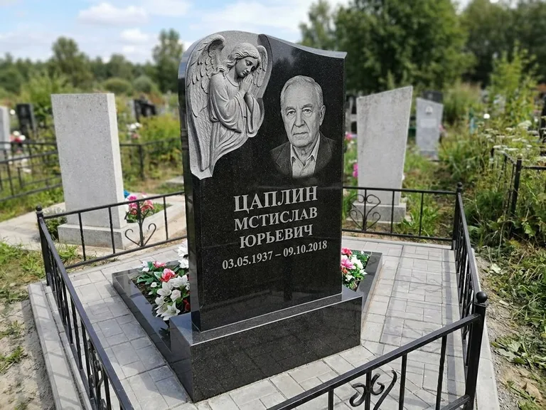 Памятник с гравировкой ангела — гравировка молящегося ангела в верхней части стелы, работа «Пономарёв» в Барнауле
