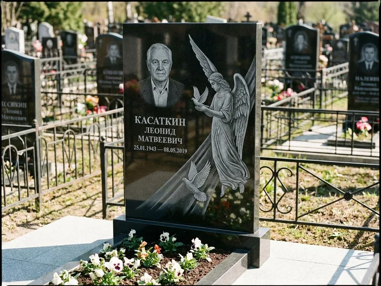 Памятник с гравировкой ангела — гравировка ангела с голубем по диагонали стелы, работа «Касаткин» в Барнауле