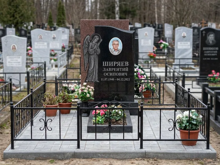 Памятник с гравировкой ангела — гравировка ангела с голубем по диагонали стелы, работа «Селиванов» в Барнауле