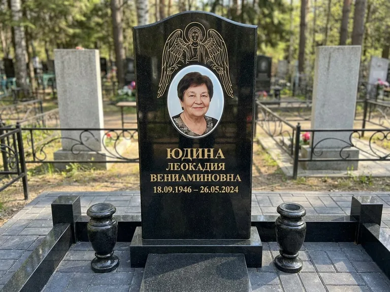 Памятник с гравировкой ангела — гравировка двух ангелов по сторонам портрета, работа «Гордеева» в Барнауле