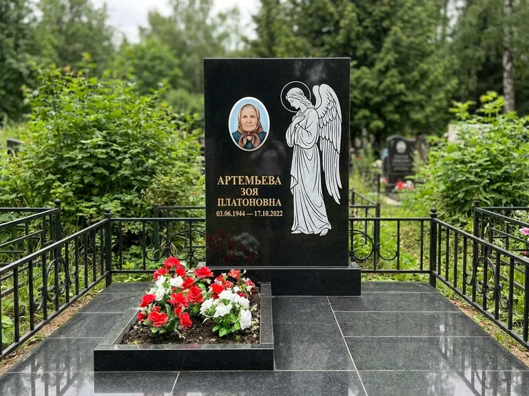 Памятник с гравировкой ангела — гравировка ангела в облаках с лучами над портретом, работа «Фаддеев» в Барнауле