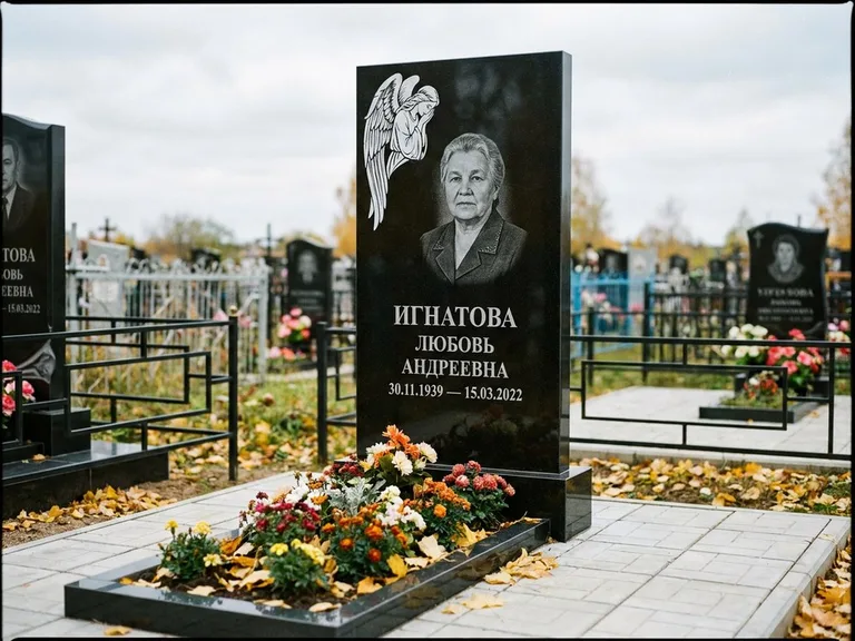 Памятник с гравировкой ангела — белая гравировка скорбящего ангела над портретом, работа «Игнатова» в Барнауле