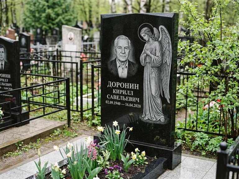 Памятник с гравировкой ангела — гравировка ангела-хранителя сбоку от портрета, работа «Доронин» в Барнауле