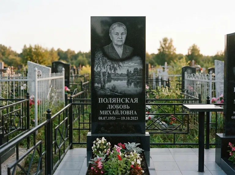Памятник с гравировкой берёзы — гравировка берёзы у зеркального озера, работа «Полянская» в Барнауле