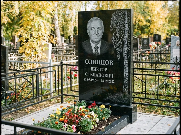 Памятник с гравировкой берёзы — гравировка плакучей берёзы с тонкими ветвями, работа «Одинцов» в Барнауле