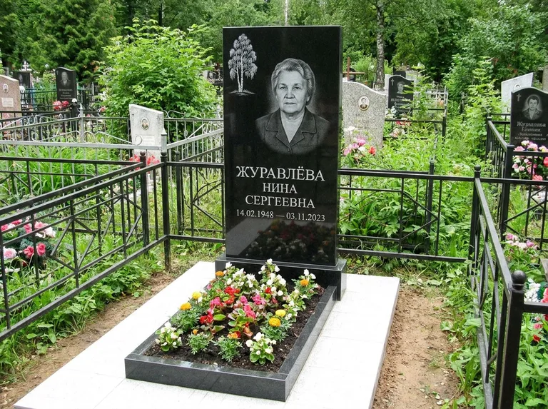 Памятник с гравировкой берёзы — гравировка одинокой берёзы над именем, работа «Журавлёва» в Барнауле