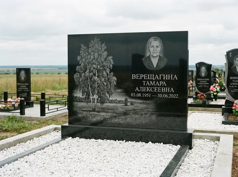 Памятник с гравировкой берёзы: широкая горизонтальная стела — берёза у поля, простор до горизонта, белая мраморная крошка с бордюром, работа «Верещагина» в Барнауле