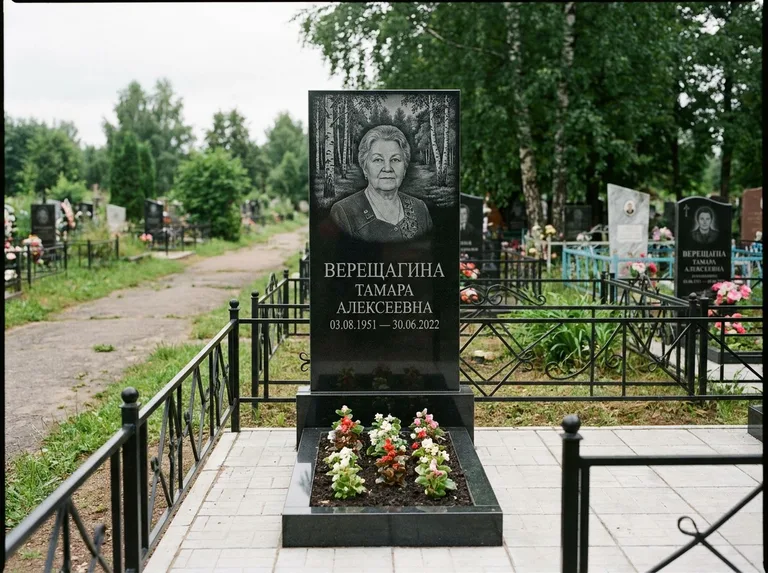 Памятник с гравировкой берёзы — гравировка берёзовой рощи в глубину, работа «Верещагина» в Барнауле