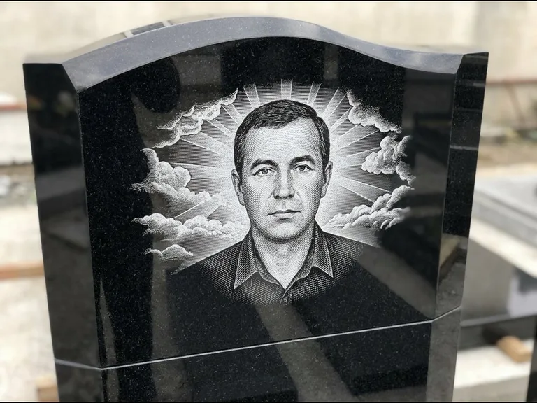 Гравировка фото на памятнике — с фоном в Барнауле