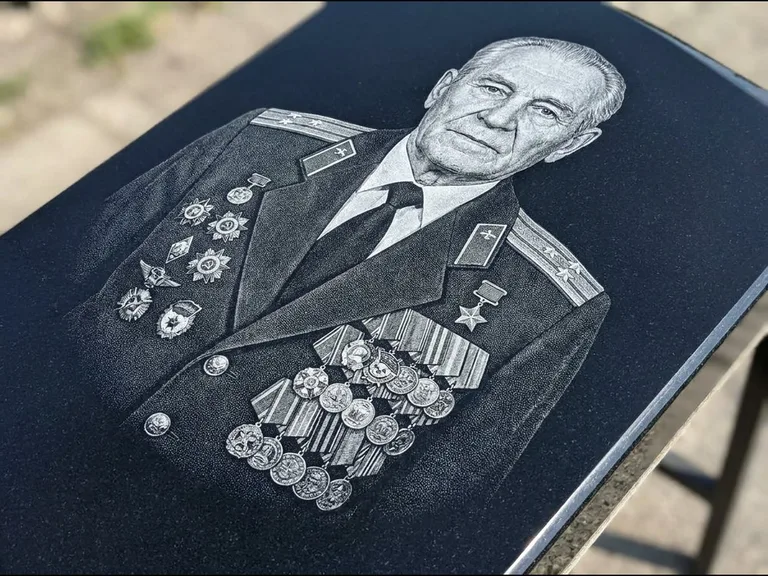 Гравировка фото на памятнике — военный / ветеран в Барнауле