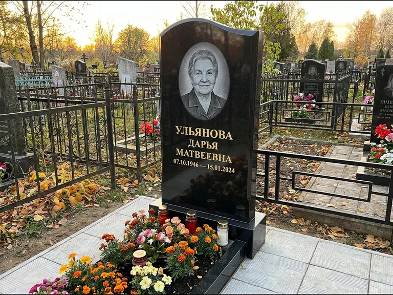 Гравировка портрета на чёрном граните — выполненная работа 12 в Барнауле