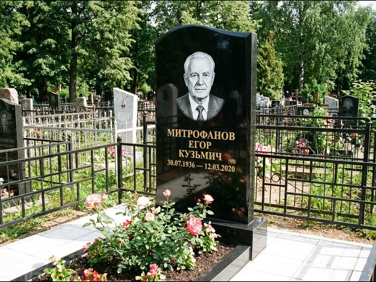 Гравировка портрета на чёрном граните — выполненная работа 29 в Барнауле