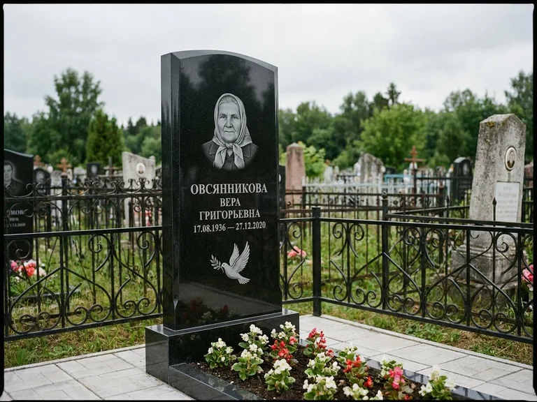 Памятник с гравировкой голубей — гравировка голубя с оливковой ветвью рядом с эпитафией, работа «Овсянникова» в Барнауле