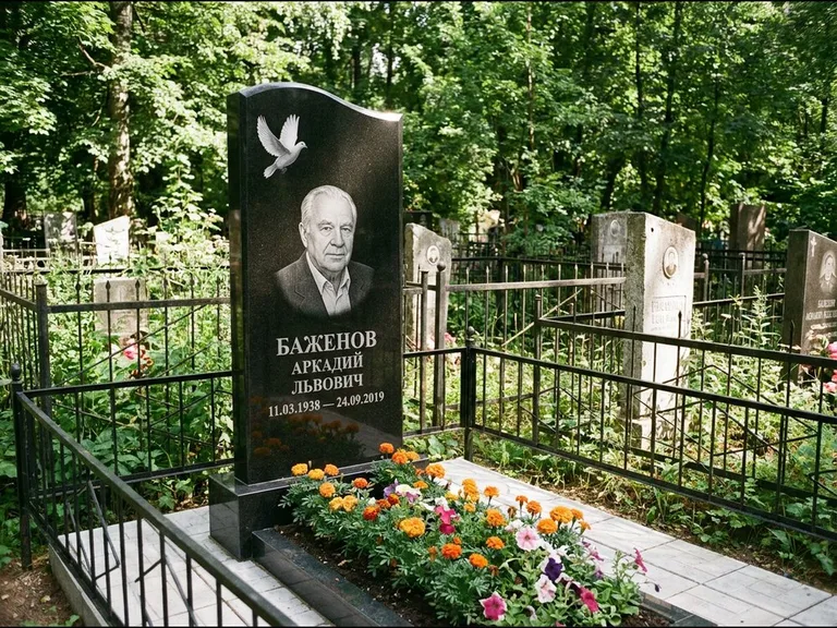 Памятник с гравировкой голубей — белая гравировка взлетающего голубя над портретом, работа «Баженов» в Барнауле