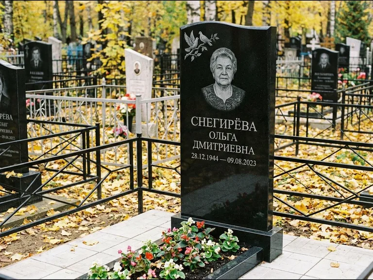 Памятник с гравировкой голубей — гравировка пары голубей на ветке в верхнем углу стелы, работа «Снегирёва» в Барнауле