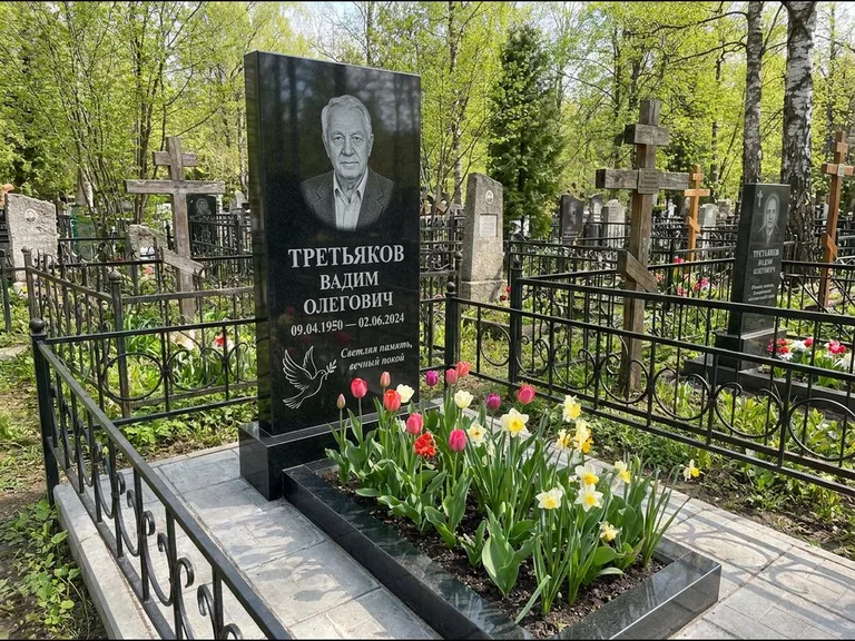 Памятник с гравировкой голубей — гравировка голубя с оливковой ветвью рядом с эпитафией, работа «Третьяков» в Барнауле