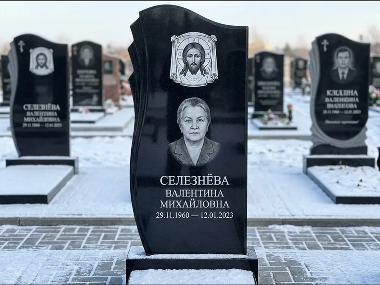 Памятник с гравировкой иконы — Казанская икона Божией Матери на стеле, работа «Одинцов» в Барнауле