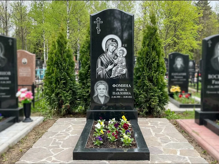 Памятник с гравировкой иконы — икона в резном киоте, работа «Гущин» в Барнауле