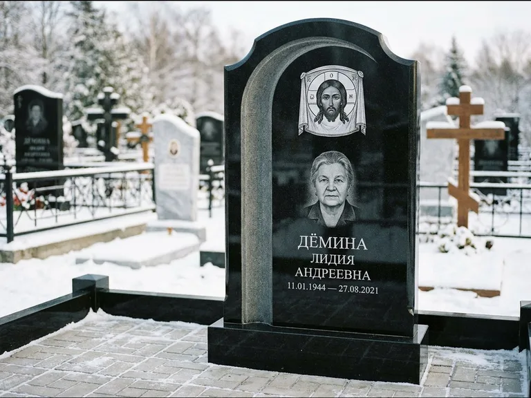 Памятник с гравировкой иконы: гранёный восьмиугольный обелиск с крестом — гравировка Николая Чудотворца, семейный участок с гранитной скамьёй, работа «Зотов» в Барнауле