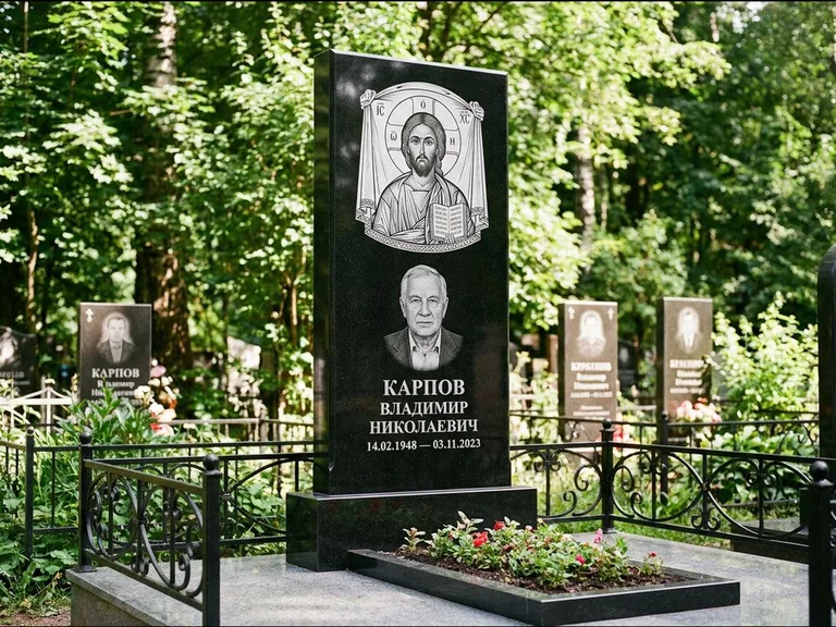 Памятник с гравировкой иконы: широкая двойная семейная стела — золочёный нимб на образе, цветник с красными розами, работа «Воронцова» в Барнауле
