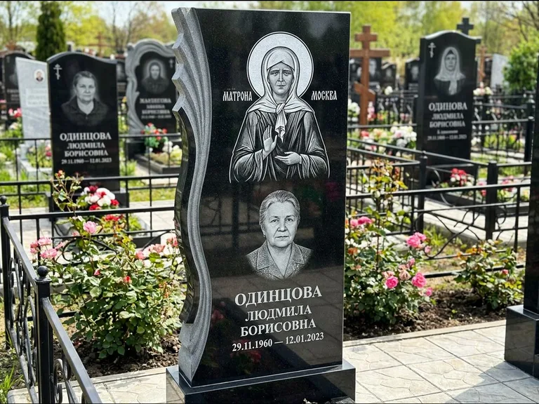 Памятник с гравировкой иконы: ступенчатая двухуровневая стела — Архангел Михаил на стеле, каменная дорожка из плитняка, работа «Одинцов» в Барнауле