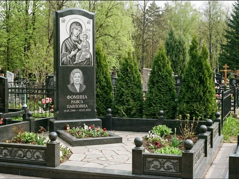 Памятник с гравировкой иконы: высокий гранёный обелиск с крестом-навершием — гравировка образа Матроны Московской, открытый участок без ограды, работа «Третьяков» в Барнауле