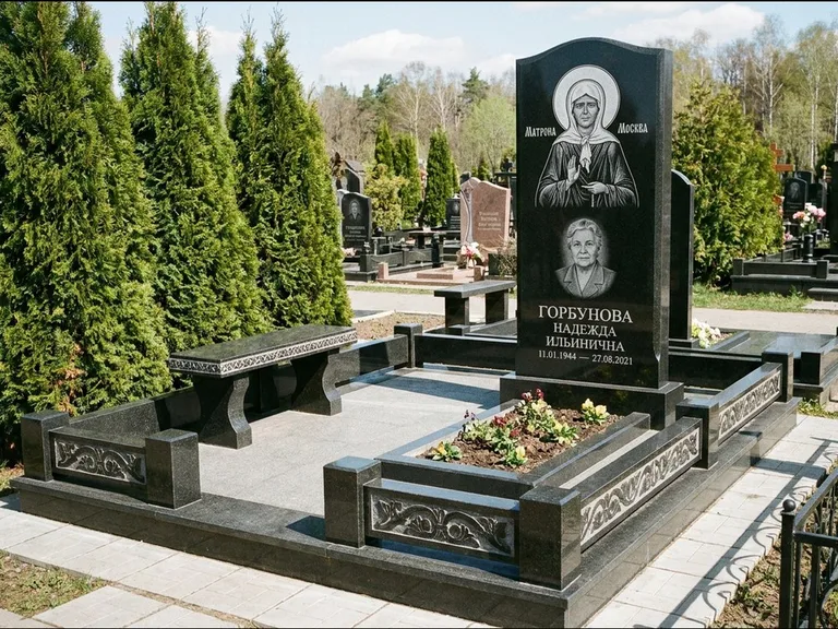 Памятник с гравировкой иконы: стела в форме раскрытой книги с образом — гравировка образа Спасителя, цоколь тёмной плиткой, работа «Зотов» в Барнауле