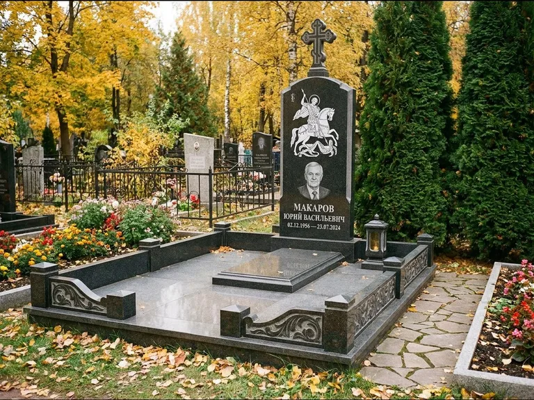 Памятник с гравировкой иконы: ступенчатая трёхуровневая стела — золочёный нимб на образе, дорожка из природного плитняка, работа «Лебедева» в Барнауле