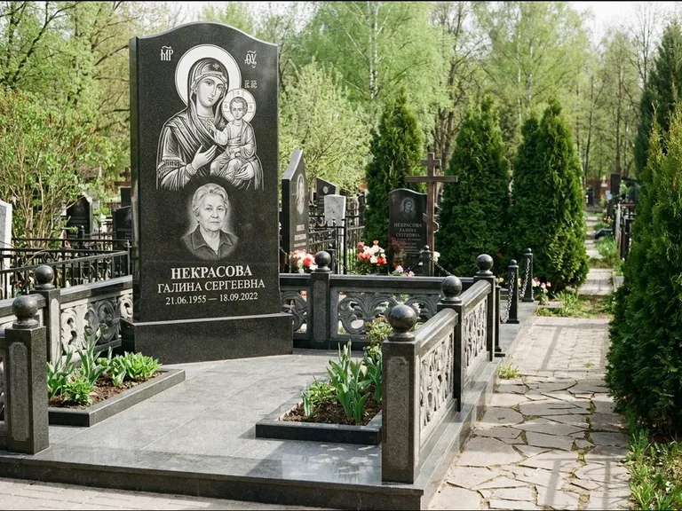 Памятник с гравировкой иконы: полукруглая стела с купольным навершием — Архангел Михаил на стеле, заснеженный зимний участок, работа «Гущин» в Барнауле