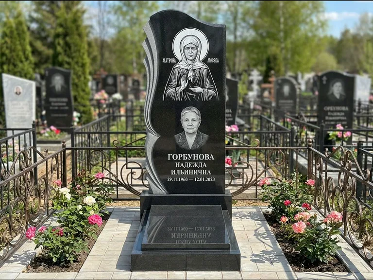 Памятник с гравировкой иконы — икона в резном киоте, работа «Одинцов» в Барнауле