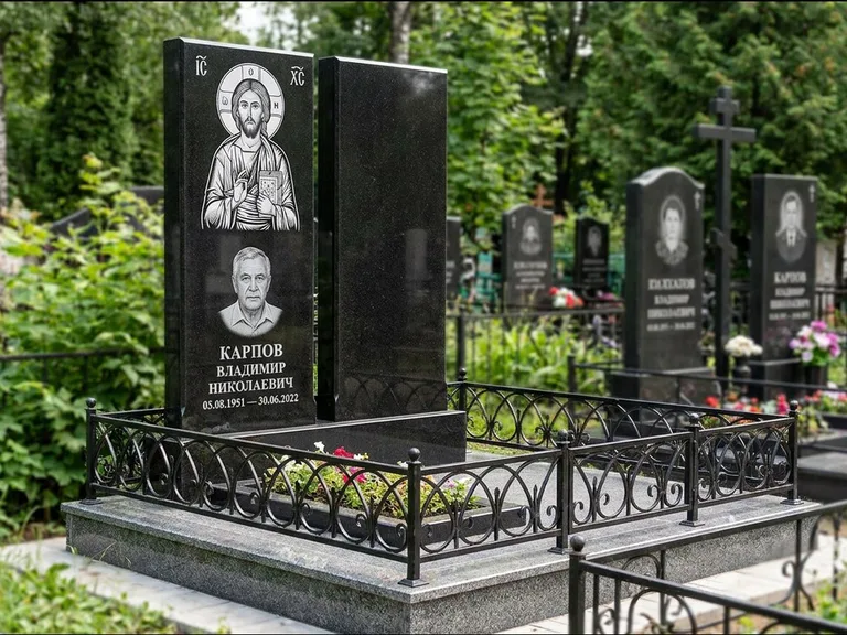 Памятник с гравировкой иконы — Казанская икона Божией Матери на стеле, работа «Богданова» в Барнауле