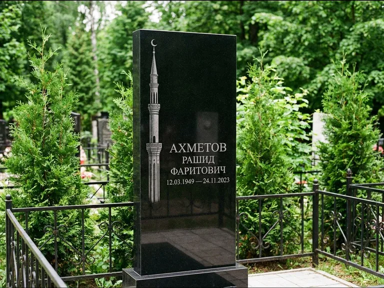 Мусульманский памятник с гравировкой мечети — минарет с полумесяцем у края стелы, работа «Ахметов» в Барнауле
