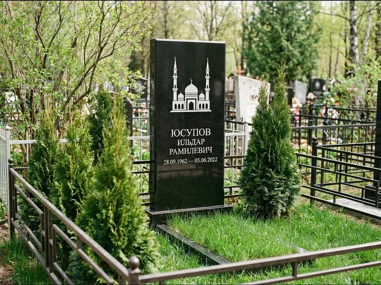 Мусульманский памятник с гравировкой мечети — силуэт мечети с двумя минаретами над именем, работа «Юсупов» в Барнауле