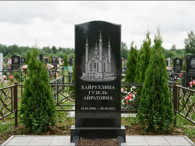 Мусульманский памятник с гравировкой мечети — мечеть Кул-Шариф на обороте стелы, работа «Хайруллина» в Барнауле
