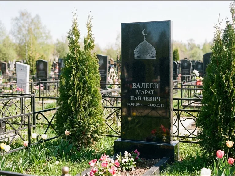 Мусульманский памятник с гравировкой мечети — купол с полумесяцем в верхней части, работа «Валеев» в Барнауле