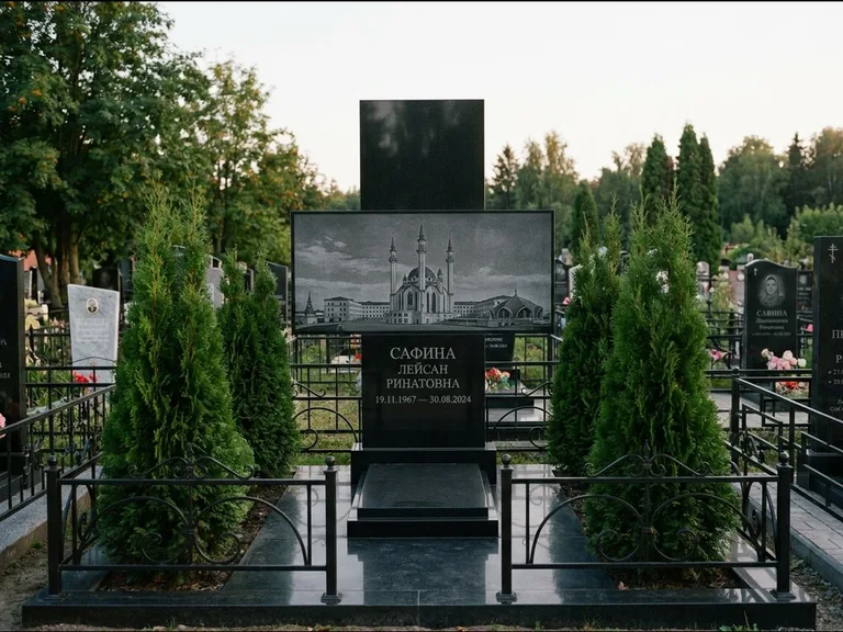Мусульманский памятник с гравировкой мечети — панорама мечети во всю ширину стелы, работа «Сафина» в Барнауле