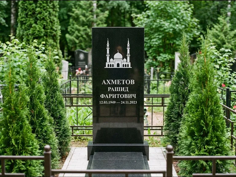 Мусульманский памятник с гравировкой мечети — силуэт мечети с двумя минаретами над именем, работа «Ахметов» в Барнауле