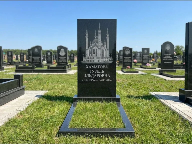 Мусульманский памятник с гравировкой мечети: небольшая скромная одиночная стела — золочёная гравировка мечети, аккуратный участок с газоном, работа «Нигматуллина» в Барнауле