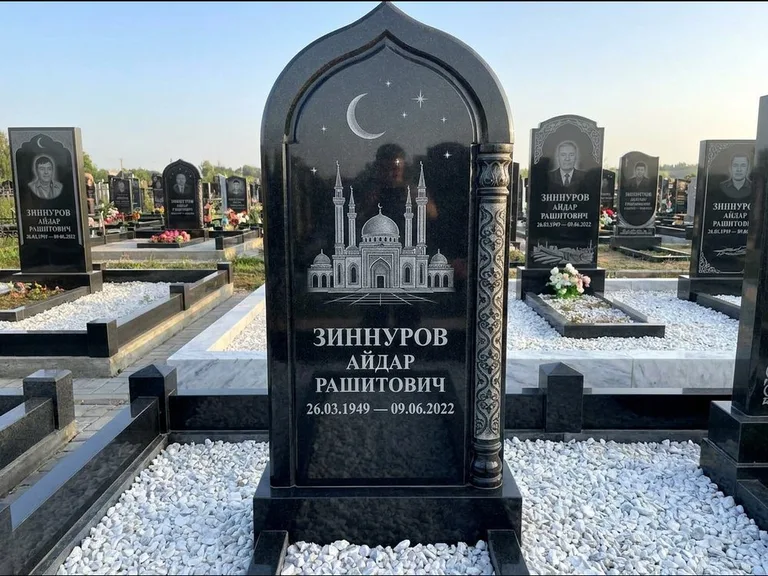 Мусульманский памятник с гравировкой мечети: стела с михраб-верхом и резной боковой колонной — детализированная гравировка мечети Кул-Шариф, белая мраморная крошка, работа «Ахметов» в Барнауле