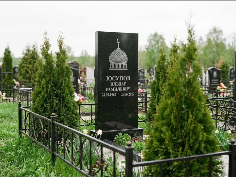 Мусульманский памятник с гравировкой мечети — купол с полумесяцем в верхней части, работа «Юсупов» в Барнауле