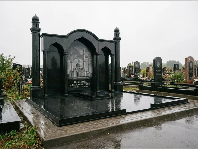 Мусульманский памятник с гравировкой мечети: семейный мемориал с колоннами-минаретами и аркой — золочёная гравировка мечети, большая мощёная площадка, работа «Абдуллаева» в Барнауле