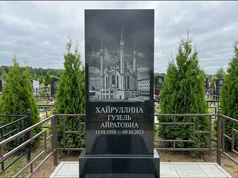 Мусульманский памятник с гравировкой мечети — панорама мечети во всю ширину стелы, работа «Хайруллина» в Барнауле
