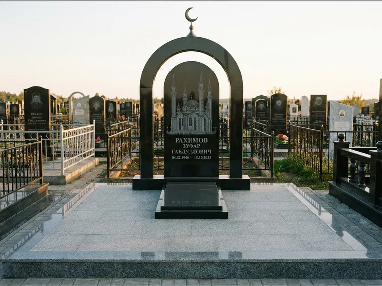 Мусульманский памятник с гравировкой мечети: монументальная стела-арка с полумесяцем на вершине — детализированная гравировка мечети Кул-Шариф, мощёная гранитная площадка с бордюром, работа «Юсупов» в Барнауле