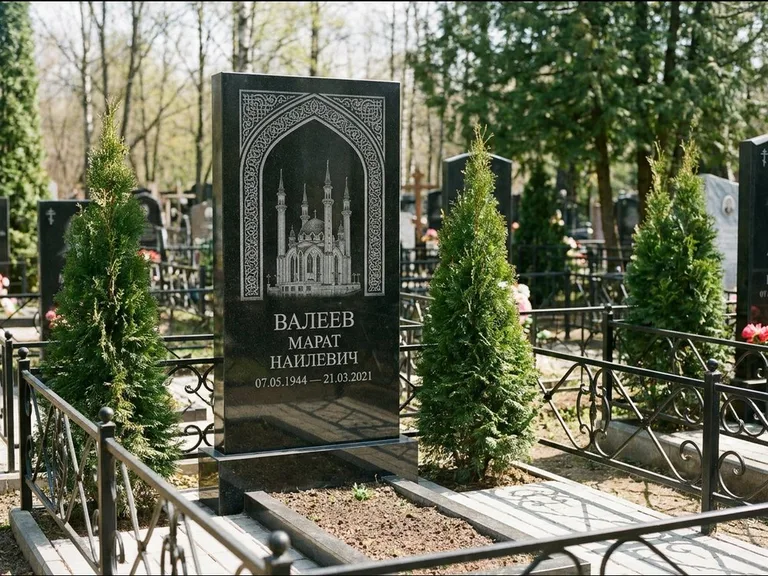 Мусульманский памятник с гравировкой мечети — мечеть в восточной арке с орнаментом, работа «Валеев» в Барнауле