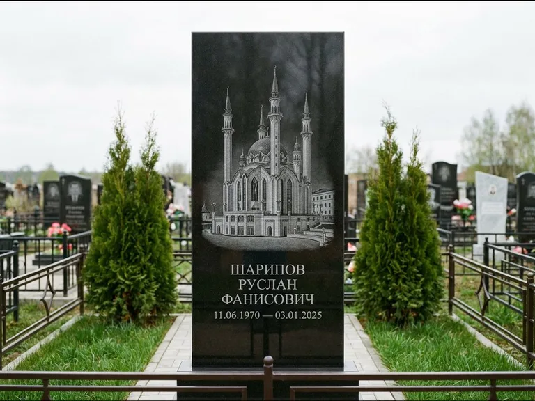 Мусульманский памятник с гравировкой мечети — мечеть Кул-Шариф на обороте стелы, работа «Шарипов» в Барнауле