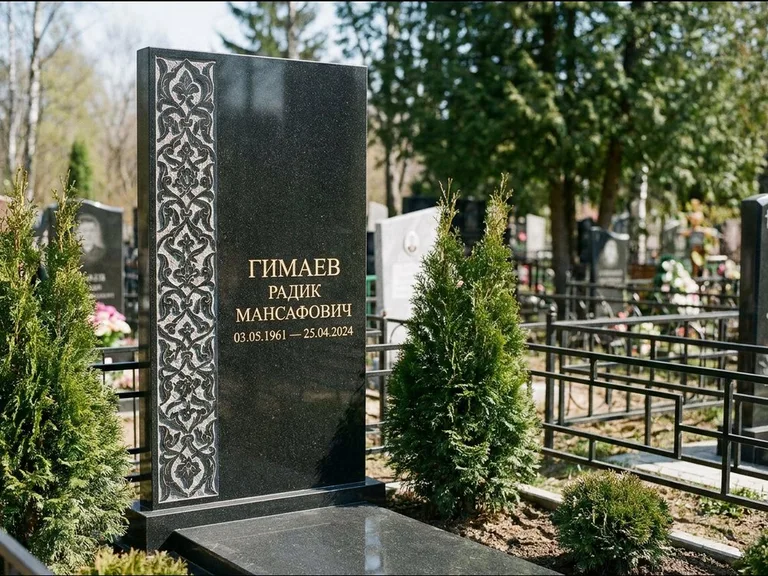 Мусульманский памятник — колонна ислими по краю стелы, работа «Гимаев» в Барнауле