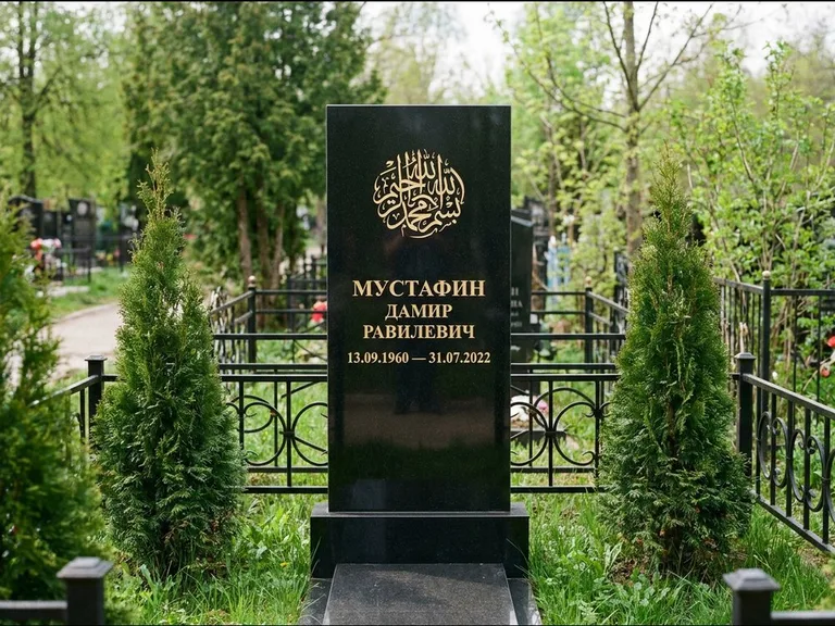 Мусульманский памятник — шахада в верхней части стелы, работа «Мустафин» в Барнауле
