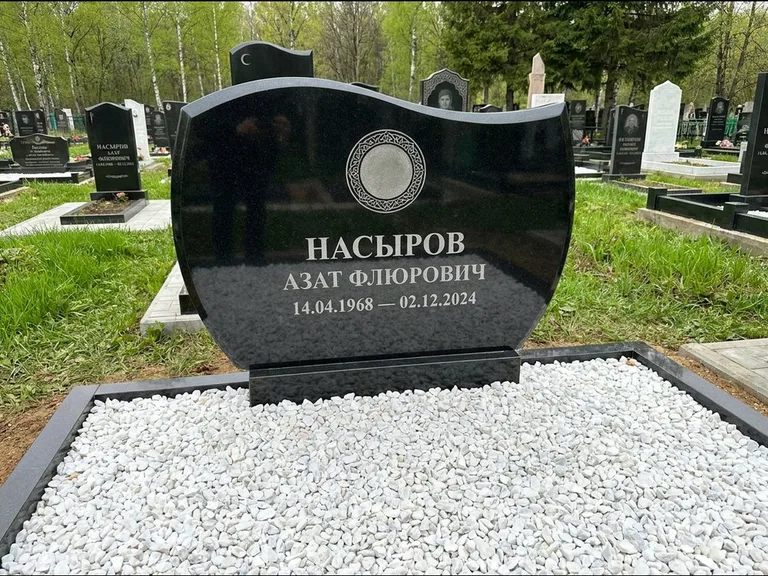 Мусульманский памятник: стела с волнообразным скошенным верхом — гравировка мечети под полумесяцем и звёздами, белая мраморная крошка с бордюром, работа «Насыров» в Барнауле