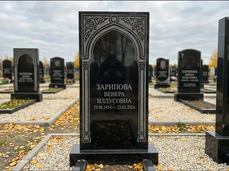 Мусульманский памятник: фигурная стела с михраб-нишей — гравировка мечети в михраб-арке с орнаментом, светлая гравийная отсыпка, работа «Зарипова» в Барнауле