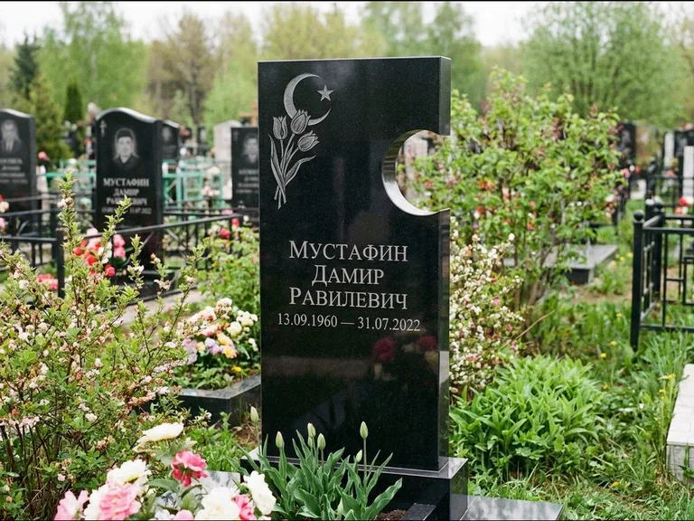 Мусульманский памятник: стела с боковым вырезом в форме полумесяца — гравировка минарета с полумесяцем, низкие кусты в цвету, работа «Мустафин» в Барнауле
